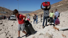 FOTO: Israel Bom Jalur Utama Rute Pengungsi Lebanon ke Suriah