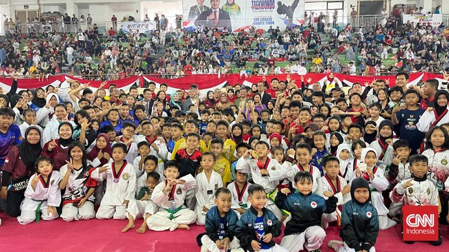 Tangis dan bahagia peserta mewarnai pertandingan CNN Indonesia Taekwondo Championship Piala Menpora 2024 di GOR Ciracas, Sabtu (5/10).