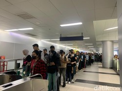 Senangnya Warga Tarif MRT Jadi Rp 1 di HUT Ke-79 TNI