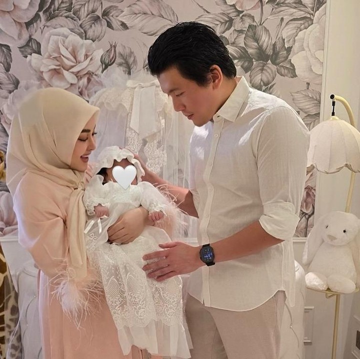 <p>Beginilah momen Syahrini yang baru saja melahirkan dan membawa putrinya Princess R ke rumah. Ia tampil dengan gamis berwarna krem senada dengan hijabnya. Syahrini tampak begitu bahagia menggendong putrinya bersama suaminya Reino Barack. Foto: Instagram Syahrini</p>