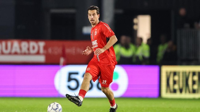 Thom Haye menelan kekalahan bersama Almere City saat dipantau asisten pelatih Timnas Indonesia Alex Pastoor, Minggu (19/1).