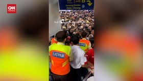 VIDEO: Penampakan 'Lautan Manusia' Penuh Sesak di Stasiun Manggarai