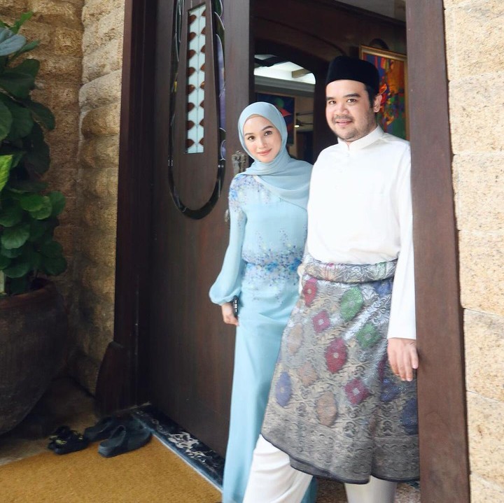 <p>Selanjutnya ada artis Indonesia Tya Arifin. Ia menikah dengan Asyraf Khalid pada 2015 dan sudah dikaruniai dua orang anak. Ia pernah bercerita bawa beradaptasi di Malaysia tidaklah mudah. Tya Arifin harus belajar bagaimana adat dan budaya di sana. (Foto: Instagram @tyaarifinnw)<br /><br /><br /></p>