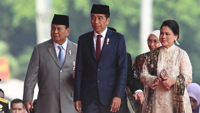 Presiden Jokowi membandingkan transisi pemerintahannya ke Prabowo Subianto dengan masa ketika era Presiden SBY.