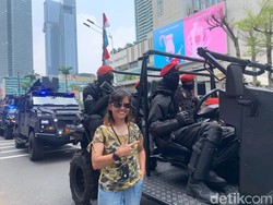 Senangnya Warga Foto di Tank TNI: Bisa Lihat Langsung Mobil Perang