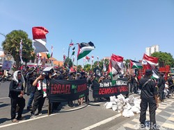 Ribuan Warga Gelar Aksi Damai Dukung Palestina di Depan Grahadi Surabaya