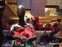 Makna Bunga dan Burung Hong di Koleksi Hari Batik Nasional Amanda Hartanto