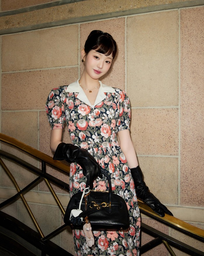 Anggota IVE yang mempunyai tinggi badan 173 cm ini tampil bergaya vintage di Miu Miu Spring/Summer 2025 fashion show. Visual unreal Wonyoung bak boneka hidup pun menjadi salah satu hal yang hangat diperbincangkan./ Foto: x.com/MIUMIUofficial