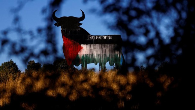 FOTO: Penampakan Banteng Raksasa Berbendera Palestina di Spanyol