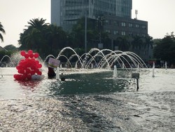 Bawa Balon Merah Putih-Spanduk, Pria Ini Ceburkan Diri ke Kolam Bundaran HI