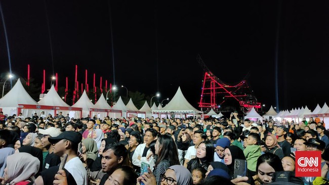 Berbagai komunitas pecinta mobil Daihatsu dan sepeda motor berkumpul di Tugu Komodo MNEK, Makassar, Sulawesi Selatan.