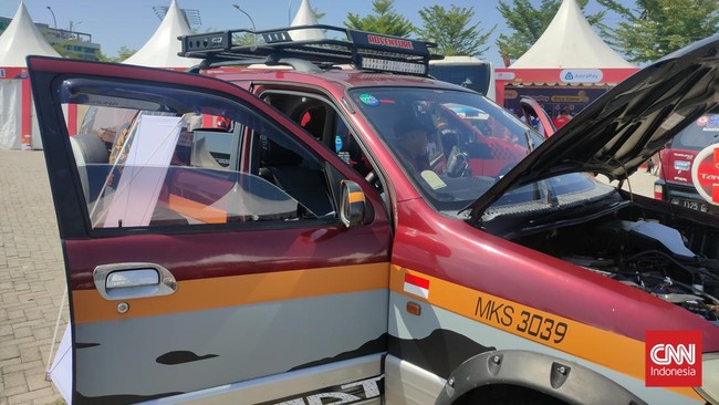Salah seorang pengguna Daihatsu Taruna tahun 2002 merawat mobilnya dengan momodifikasi konsep off road adventure.