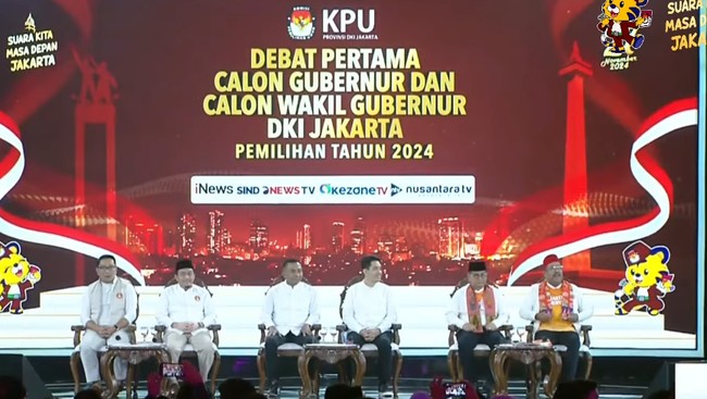 Saling bersahut-sahutan yel-yel antarpendukung dalam debat perdana Pilgub Jakarta 2024 pun tak terhindarkan. Suasana debat pun meriah.