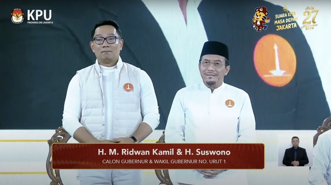 Ridwan Kamil memamerkan rekam jejaknya dan Suswono pada segmen pertama debat Pilgub Jakarta 2024.