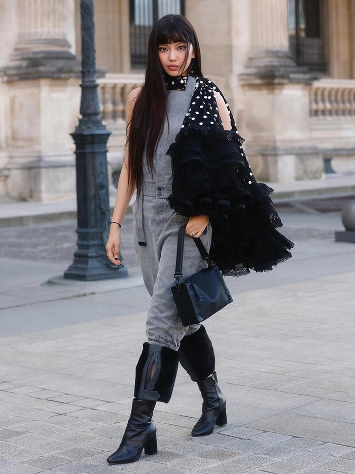 Hyein NewJeans juga menghadiri Louis Vuitton Women’s Spring-Summer 2025 Show sebagai tamu undangan di Paris, Prancis pada Selasa, (1/10) waktu setempat. Busana bermotif polkadot yang ia pakai meng-elevate penampilannya./ Foto: instagram.com/louisvuitton