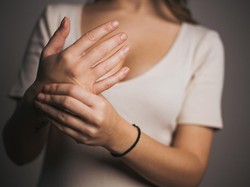Kata Siapa Kretek-kretek Jari Tangan Bahaya? Dokter Sih Bilang Begini