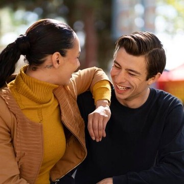 6 Kebiasaan Ini Kerap Dilakukan Pria saat Mereka Jatuh Cinta, Apa Saja?