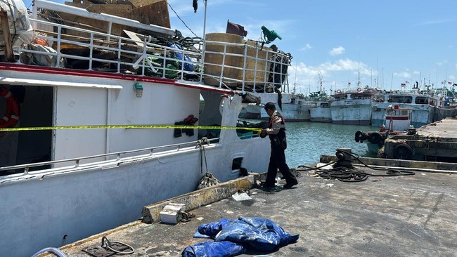 Dua Anak Buah Kapal (ABK), ialah Sumadi selaku teknisi listrik mengalami luka bakar pada wajah dan tangan, kemudian Sutamin mengalami patah kaki kanan.