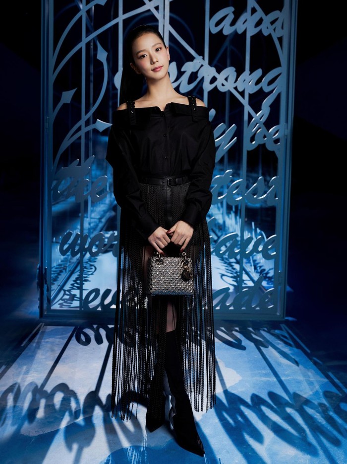 Kenakan runway look yang dirancang oleh creative director Dior, Maria Grazia Chiuri, Jisoo BLACKPINK kembali memukau penggemar di Paris Fashion Week 2024 dengan penampilannya yang terlihat berkelas dan mahal./ Foto: x.com/Dior