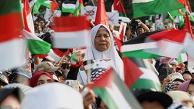 FOTO: Massa Bela Palestina Geruduk Kedubes AS Jelang 7 Oktober
