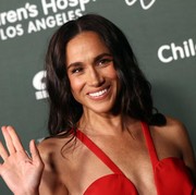 Gaun Merah Kontroversial Meghan Markle Kembali Curi Perhatian di Gala CHLA