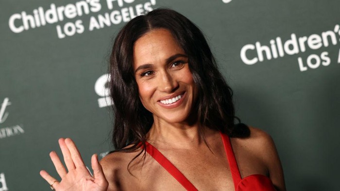 Gaun Merah Kontroversial Meghan Markle Kembali Curi Perhatian di Gala CHLA