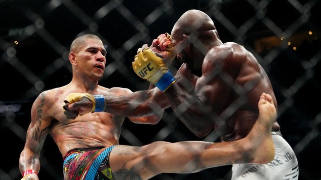 Petarung MMA asal Brasil Alex Pereira mempertahankan sabuk juara UFC setelah memukul jatuh Khalil Rountree Jr pada ronde keempat.