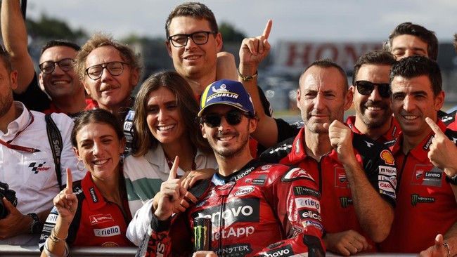 Francesco Bagnaia menyamai rekor sang mentor, Valentino Rossi, usai menjadi pemenang di MotoGP Jepang 2024 di Sirkuit Motegi, Minggu (6/10).