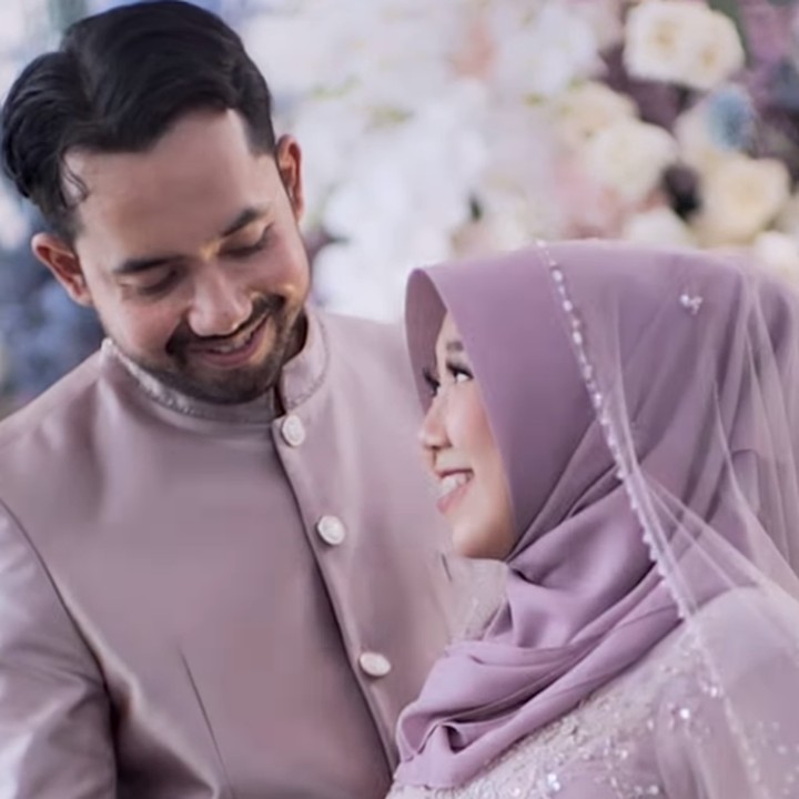 <p>"<em>MasyaAllah</em>, <em>alhamdulillah</em>. Acara pengajian 4 bulanan untuk buah hati kami berjalan lancar. Sekali lagi mohon doa dari teman-teman semua untuk kesehatan dan keselamatan kami sampai nanti persalinan. <em>Aamiin Aamiin Ya</em> <em>Rabbal Alamin</em>," tulisnya dengan emotikon hati. (Foto: Instagram: @kikysaputrii)</p>