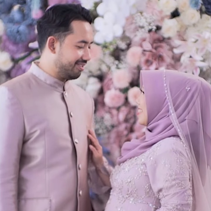 <p>Dalam unggahan video yang dibagikan, Kiky terlihat cantik dengan pakaian serba lavender dan kerudung warna senada. Sementara itu, Khairi tampak gagah mengenakan beskap. (Foto: Instagram: @kikysaputrii)</p>