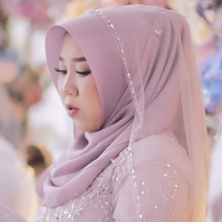 <p>Usai mengumumkan kehamilannya, Kiky dan sang suami, Khairi, menggelar acara empat bulanan. Momen ini dibagikan oleh Kiky pada akun Instagram-nya. (Foto: Instagram: @kikysaputrii)</p>
