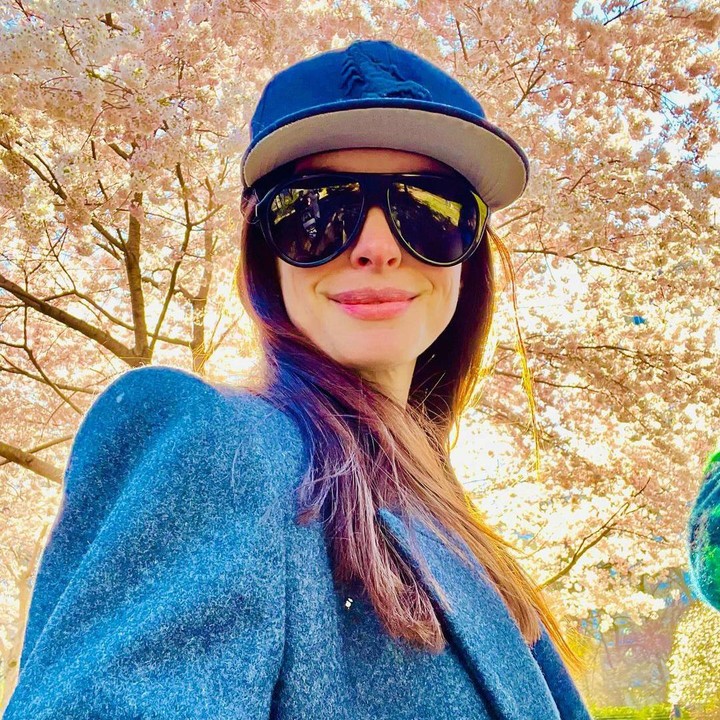 <p>"Keajaiban terjadi. Kembali ke Genovia bersama <em>@adeleblim</em>. Dongeng berlanjut," katanya dengan emotikon hati yang terbakar. (Foto: Instagram: @annehathaway)</p>