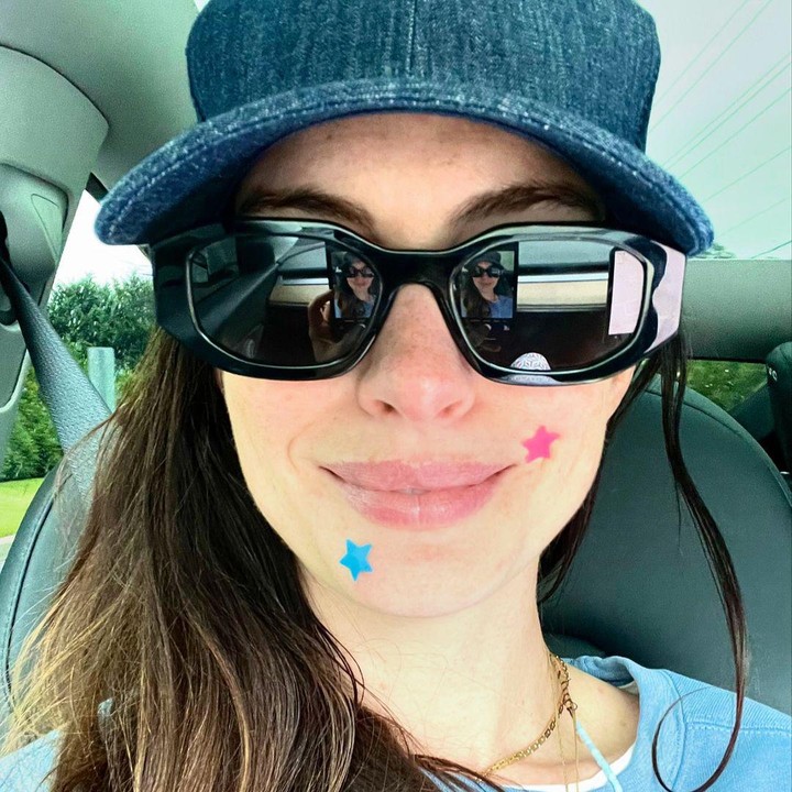<p><em>The Princess Diaries 3</em> bukanlah satu-satunya sekuel film Anne Hathaway yang dinantikan oleh banyak orang, Bunda. Tidak sedikit yang menunggu kembalinya Anne dalam film<em> The Devil Wears Prada 2</em>. (Foto: Instagram: @annehathaway)</p>