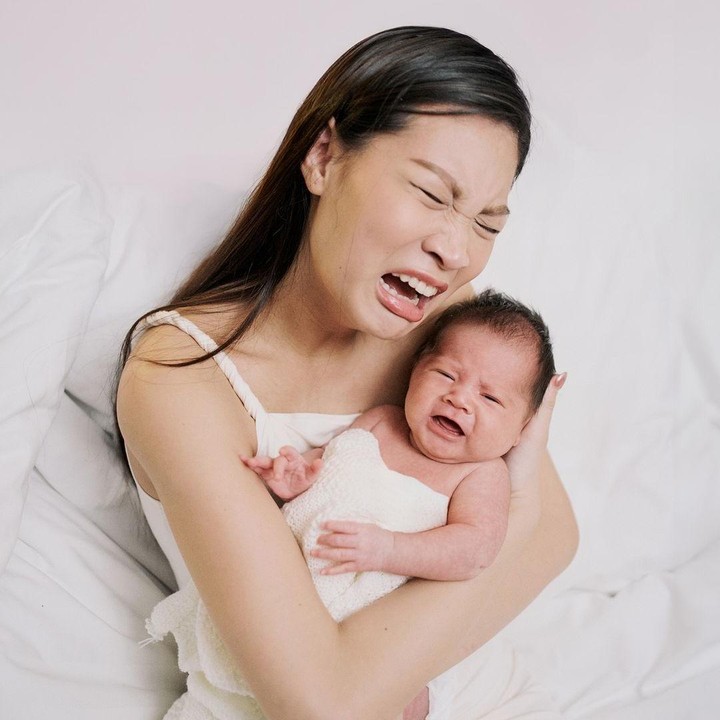 <p>Perempuan yang akrab disapa Patgouw ini mengikuti ekspresi sang putri yang menangis. Momen ini pun justru membuat keduanya terlihat sangat menggemaskan. (Foto: Instagram: @patriciagouw)</p>
