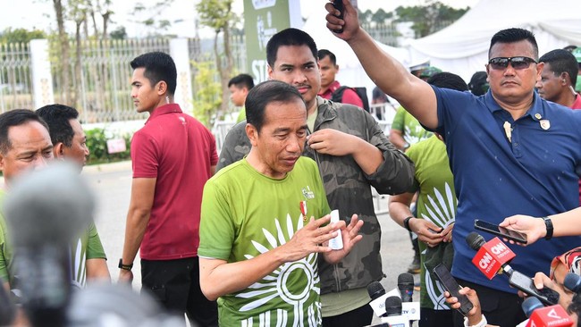 Jokowi mengapresiasi kecepatan pembangunan RS Hermina Nusantara di IKN. Dia mengklaim saat ini RS tersebut sudah merawat tiga pasien.