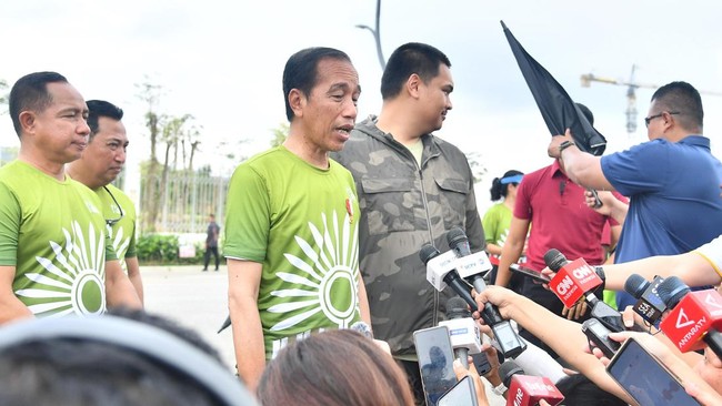 Jokowi tetap bekerja sebagaimana mestinya dengan banyak melakukan kunjungan kerja guna menemui masyarakat di berbagai pelosok Indonesia.