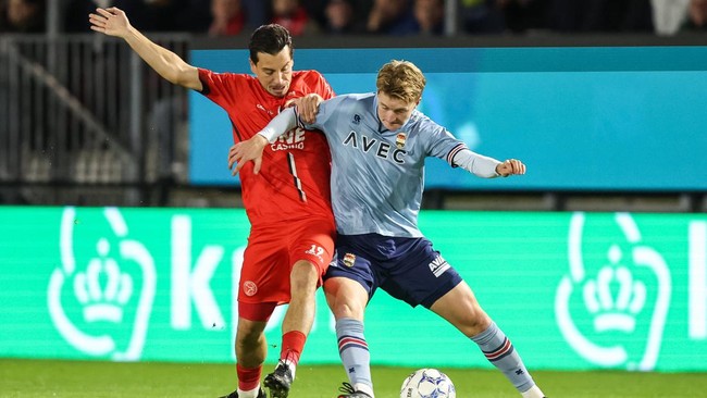 Dua pemain keturunan Indonesia, Thom Haye dan Ole Romeny, bertemu saat Almere City menjamu FC Utrecht pada lanjutan Eredivisie 2024/2025, Minggu (8/12).