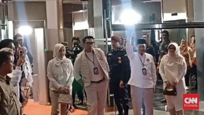 Pasangan Ridwan Kamil (RK)-Suswono didampingi istri masing-masing saat tiba di letak debat perdana Pilgub Jakarta 2024, JIExpo Kemayoran, Minggu (6/10).