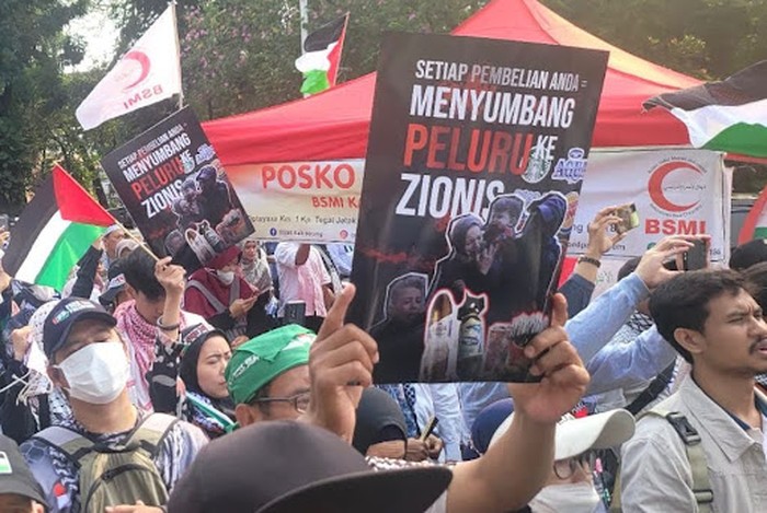 Yayasan Konsumen Muslim Indonesia (YKMI) menyerukan boikot produk terafiliasi Israel dalam aksi peringatan setahun genosida di Palestina.