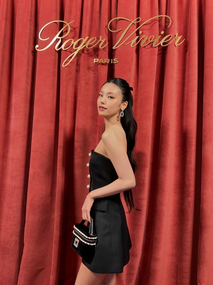 Yeji ITZY mengenakan little black dress simple nan elegan saat menghadiri JARDIN À LA VIVIER, presentasi koleksi Roger Vivier SS25 di Paris. Sebelumnya, ia juga hadir di Dolce & Gabbana SS25 Women’s Fashion Show di Milan./ Foto: instagram.com/yezyizhere