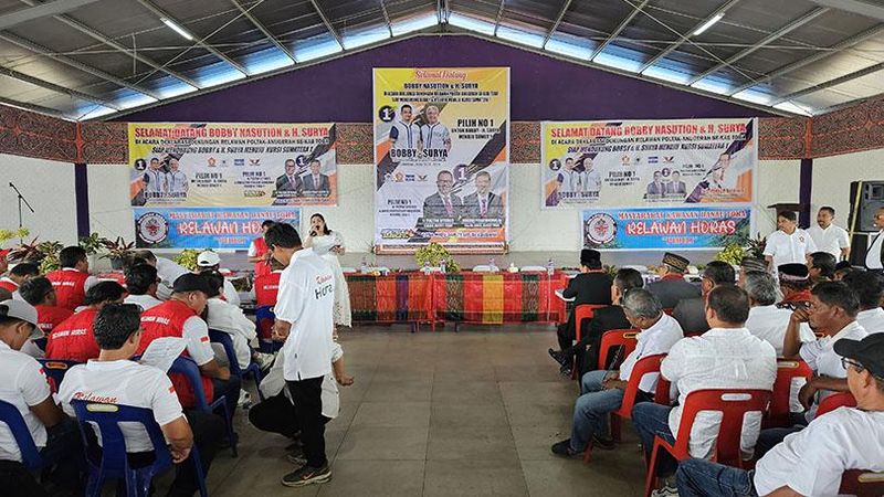 Calon Gubernur Sumatera Utara, Bobby Nasution, melanjutkan kampanye politiknya dengan melakukan kunjungan ke Tapanuli Utara dan Kabupaten Toba pada Minggu