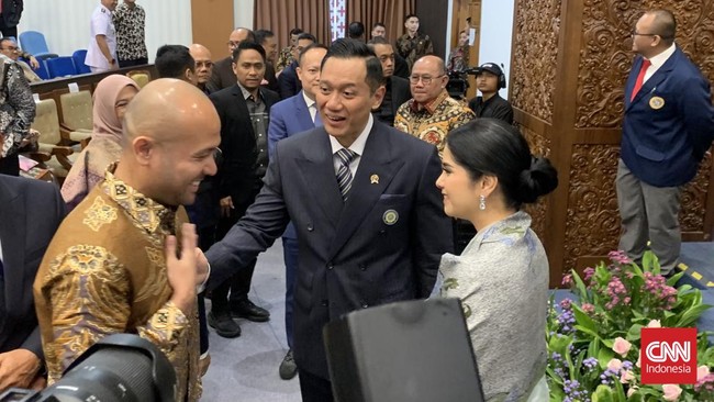 Agus Harimurti Yudhoyono (AHY) dinyatakan lulus dengan predikat cumlaude dalam Ujian Doktor Terbuka pada Program Pascasarjana Universitas Airlangga Surabaya.