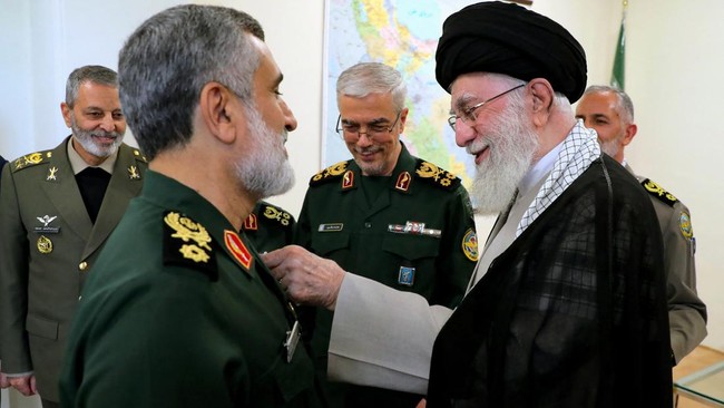 Pemimpin tertinggi Ayatollah Ali Khamenei memberi penghargaan komandan Angkatan Udara Amir Ali Hajizadeh usai memimpin Iran meluncurkan ratusan rudal ke Israel.