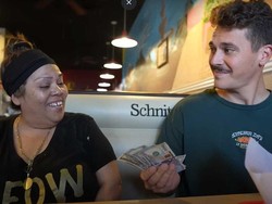 Baik Hati! YouTuber Ini Beri Tip Rp 7,8 Juta ke Pemilik Restoran