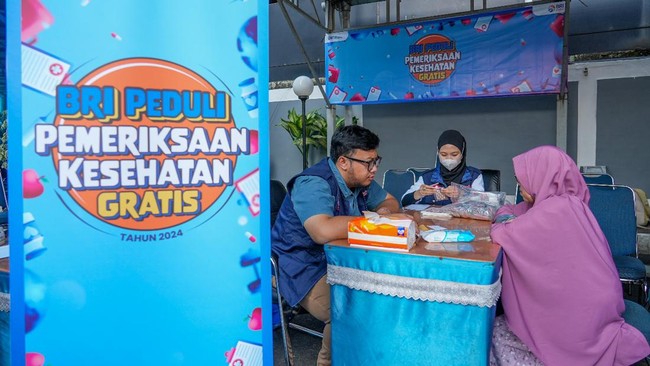 Layanan kesehatan BRI Peduli meliputi pemeriksaan tensi darah sampai kolesterol, konsultasi dokter secara langsung dan pemberian obat sesuai dengan hasil tes.