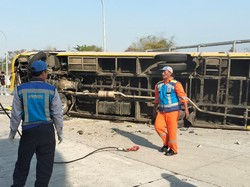 Bus Rombongan Guru Tulungagung Terguling di Tol Sumo Diduga Rem Blong