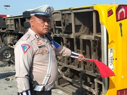19 Orang Luka Akibat Bus Guru SMAN Kedungwaru Terguling di Tol Sumo