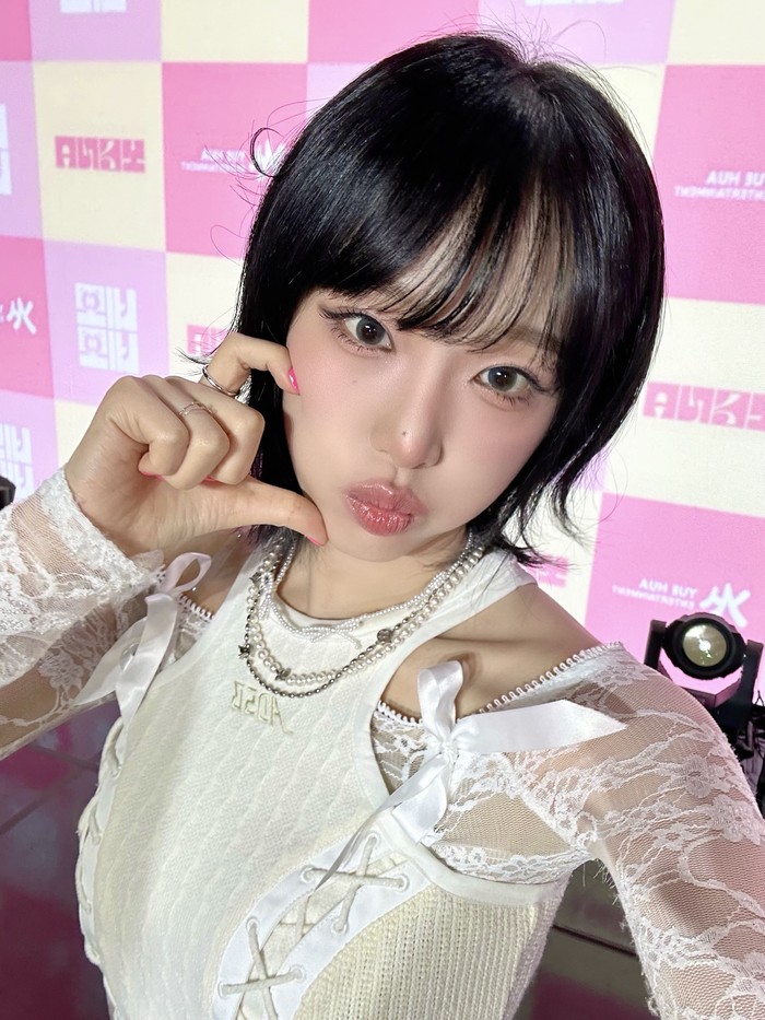 Choi Yena atau lebih dikenal dengan nama panggung Yena lahir pada 29 September 1999 di Gil-dong, lingkungan di Gangdong-gu di Seoul, Korea Selatan. Kakak laki-lakinya, Choi Sungmin, merupakan eks member Co-ed School dan SPEED./ Foto: x.com/YENA_OFFICIAL