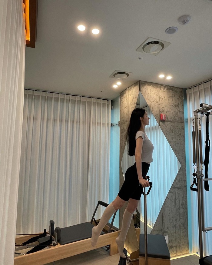 Dalam upaya menjaga kesehatan dan penampilan, Cho Hye Joo juga gemar melakukan pilates sebagai hobi yang sering dibagikan aktivitasnya melalui akun Instagram pribadi sang aktris, Beauties./ Foto: instagram.com/hyejoozz