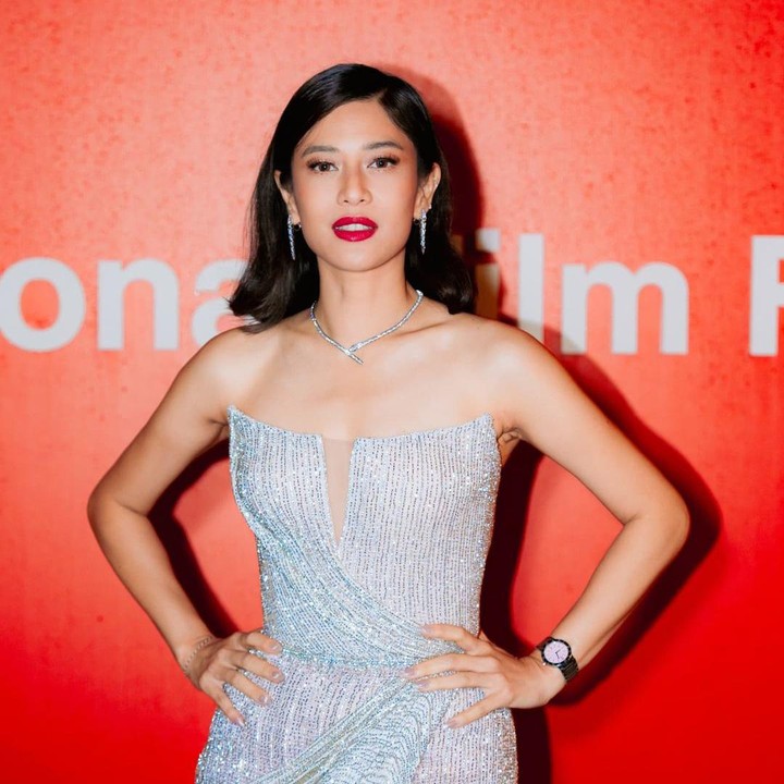 <p>Malam itu, Dian tampil dengan balutan <em>dress</em> silver <em>full</em> manik dan payet dengan belahan bagian dada karya desainer gaun terkenal Hian Tjen, Bunda. Penampilan Dian tampak semakin lengkap dengan beberapa perhiasan mulai dari kalung, anting, gelang, serta jam tangan yang melingkari lengannya. (Foto: Instagram @therealdisastr)<br /><br /><br /></p>